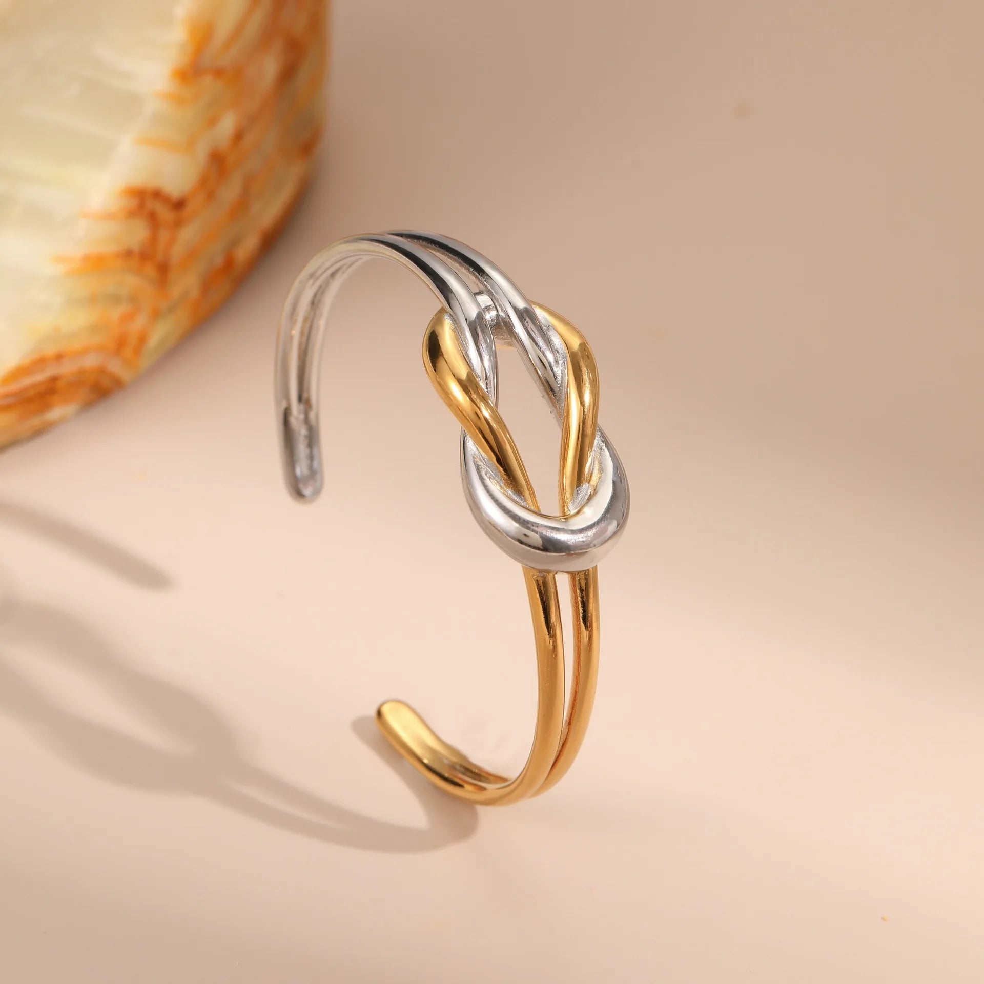 Brazalete Nudo en Oro 18k y Stain Steel
