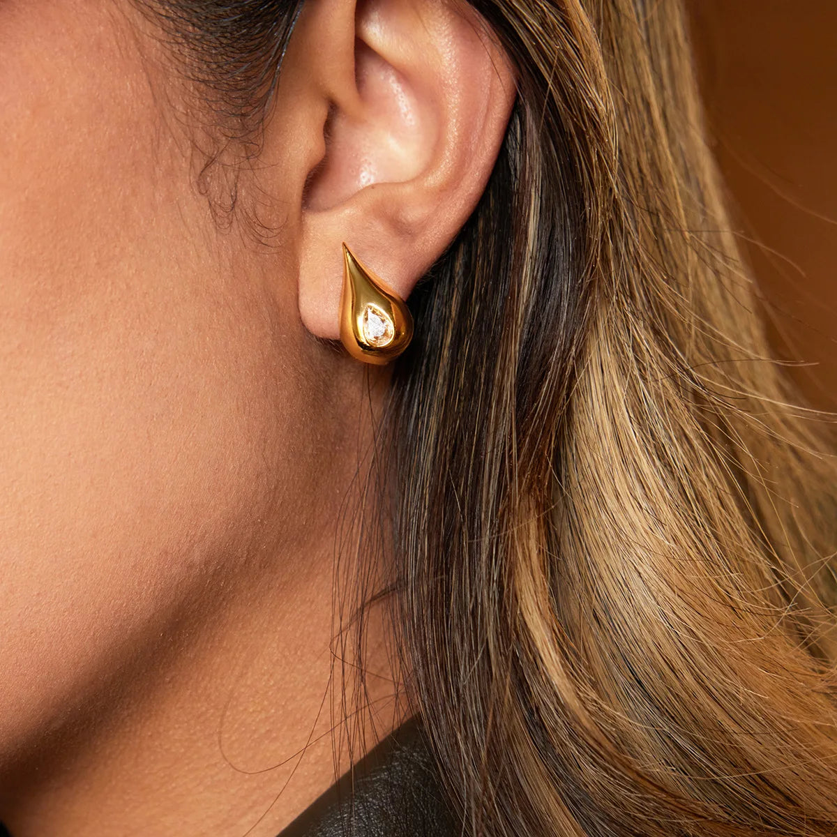 Pendiente Forma Gota Chapado Oro 18k con Brillante